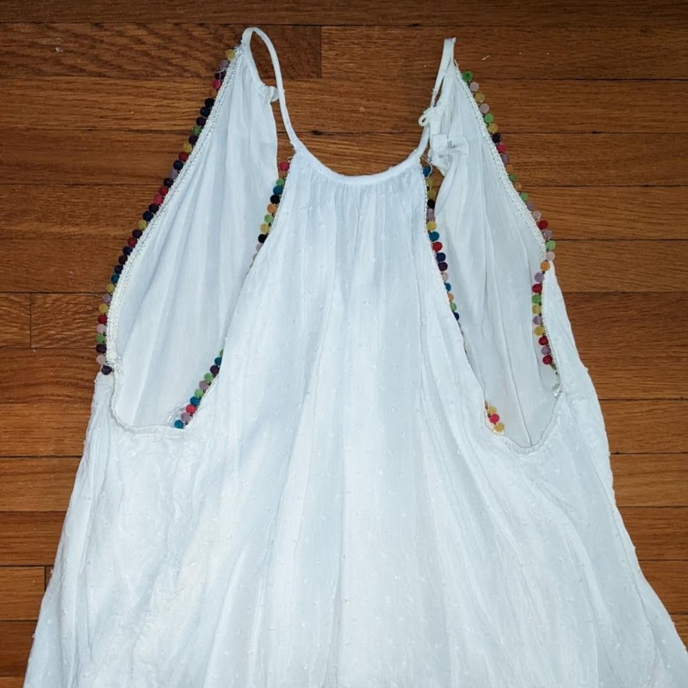 Cute high-necked camisole with pom poms around the arms
